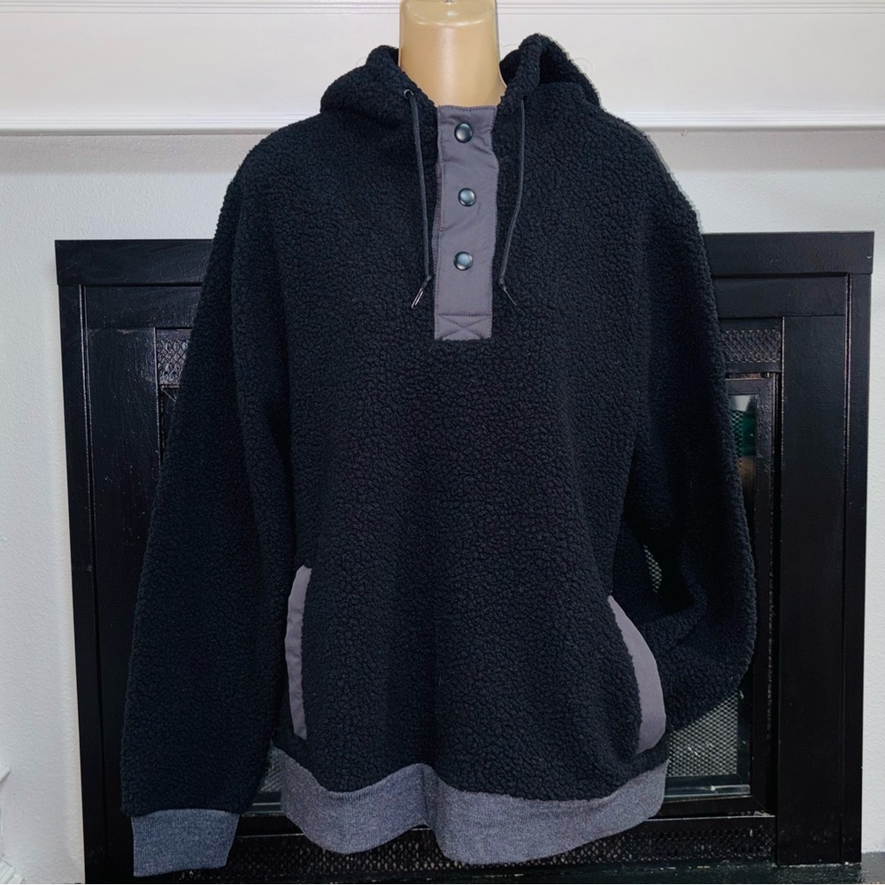 Old Navy MEN’S Pullover Fleece.  (LG)
COLOR—> BLACK.